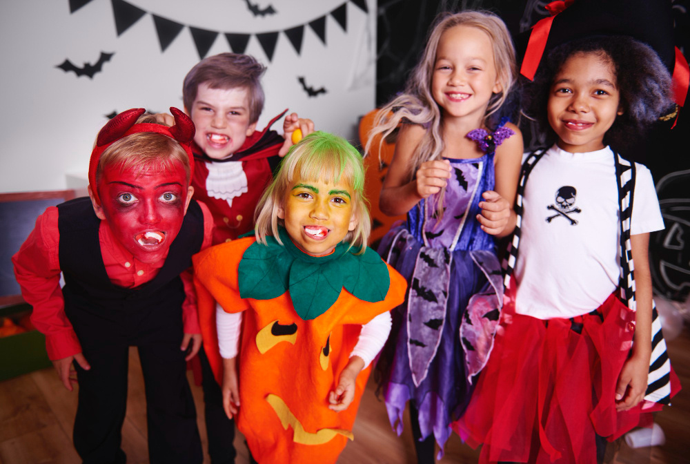 kids-posing-halloween-costume